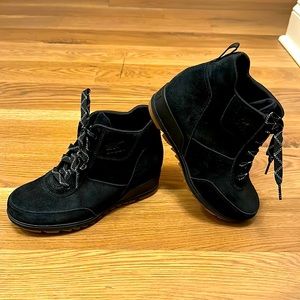 Sorel Black Sneaker Boot - Like NEW size 7.5